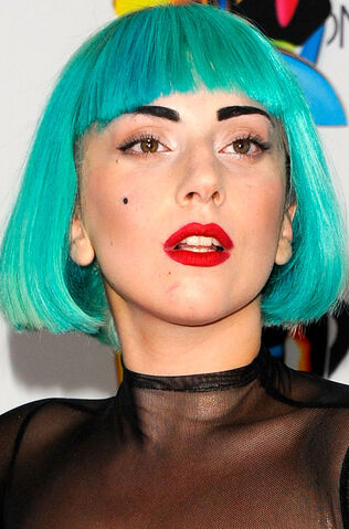 File:Lady-gaga-red-red-lipstick-2011-cfda-awards620do060711.jpg