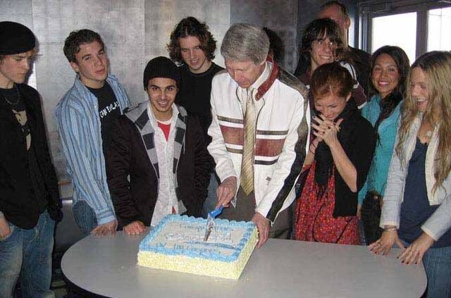 File:Groupcake.jpg