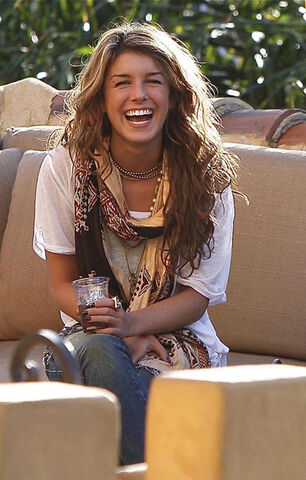 File:Shena-egrimes-wearing-tolani-scarf-celebrity-style.jpg