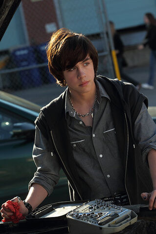 File:Elijah-eli-goldsworthy-and-black-nail-polish-gallery (1).jpg