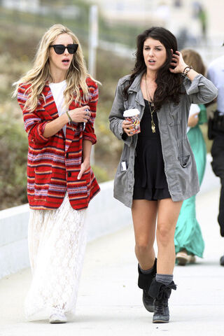 File:Gillian+Zinser+Trevor+Donovan+Shenae+Grimes+FcB220XGnCIl.jpg