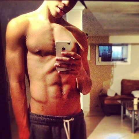 File:Shirtlessjahmil2.jpg