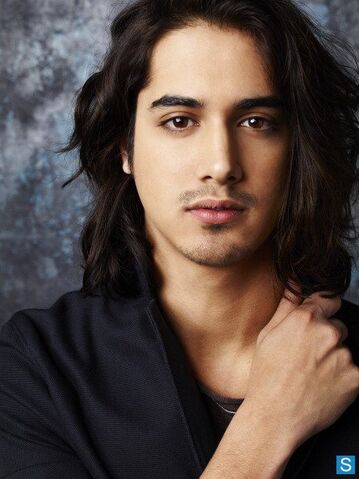 File:Twisted-Season-1-Cast-Promotional-Photos-twisted-abc-family-34207855-445-594.jpg