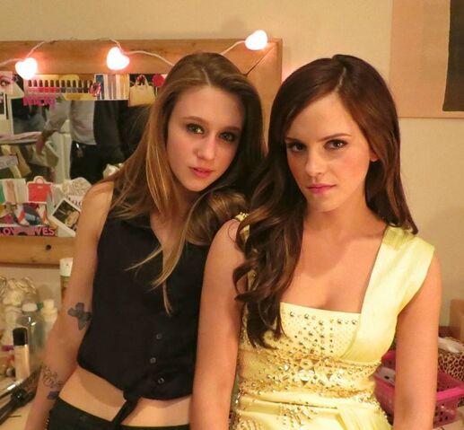 File:Taissa and emma.jpg