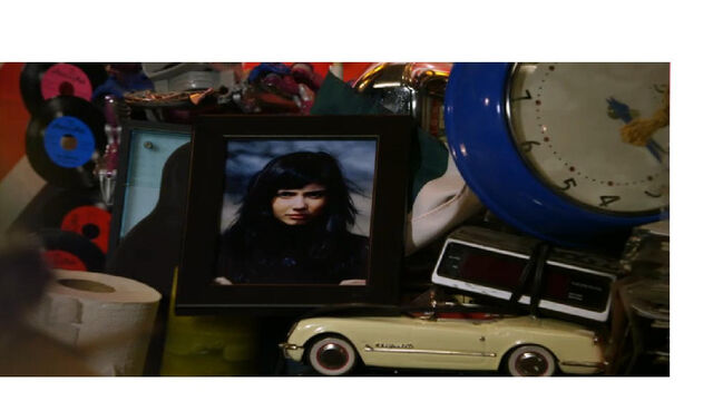 File:Julia in eli`s bedroom.jpg