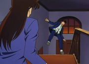 Shinichi se cae por las escaleras