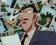 Kogoro revisando las fotos.jpg