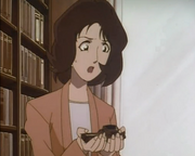 Misako encuentra el arma.png
