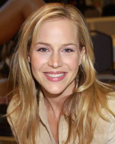 Archivo:Julie Benz.jpg