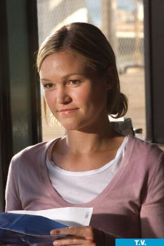 File:Julia-stiles-on-dexter-2-14-9-10-kc.jpg