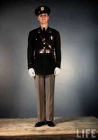 File:US-Army-officer-1st-Lieutenant-in-regulation-service-uniform.jpg
