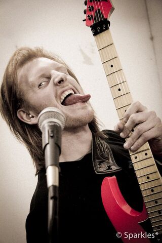 File:Lukeowensa.jpg