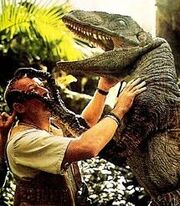 Bob Peck ja Velociraptor robotti Jurassic Park 1993.jpg