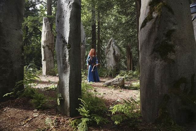 File:OUAT Merda looking out.jpg