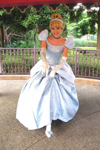 File:Cinderella HKDL 2012.jpg
