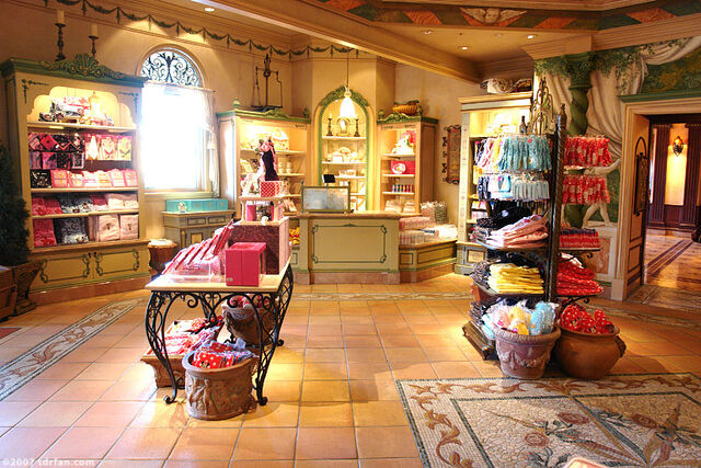 File:Juliet's Collections & Treasures Inside.jpg