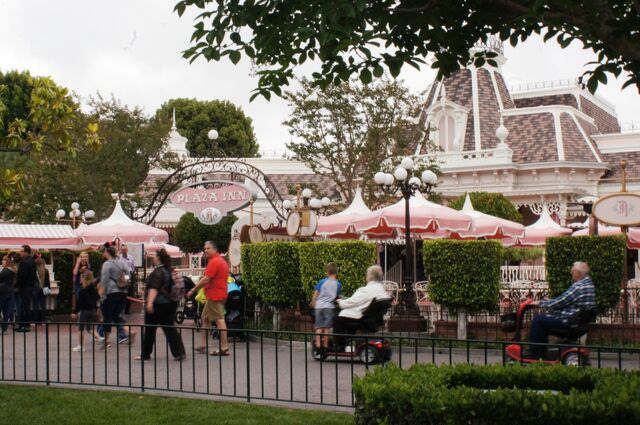 File:Plaza Inn DLR.jpg