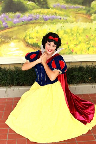 File:Snow white new look.jpg