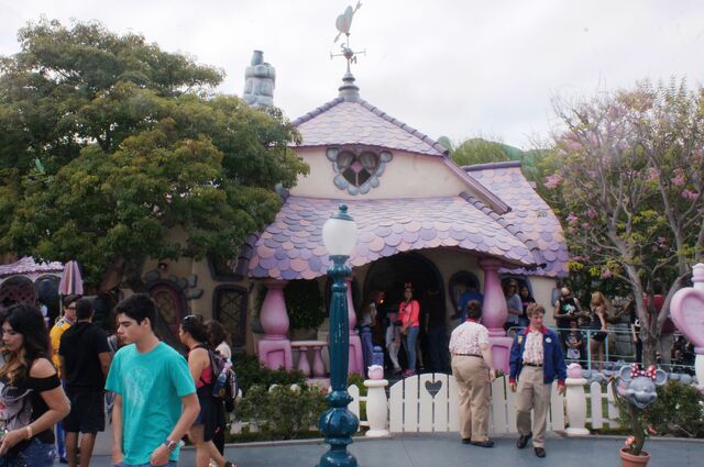 File:Minnies house disneyland.jpg