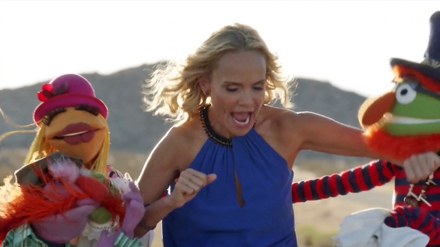 File:TheMuppets-S01E06-EM-OutsideFighting05.png