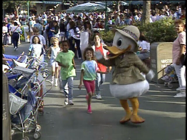 File:DonaldinFrontierland.jpg