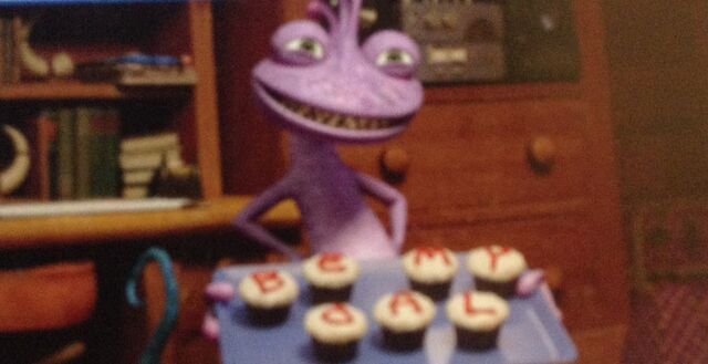 File:Randall and cupcakes.jpg