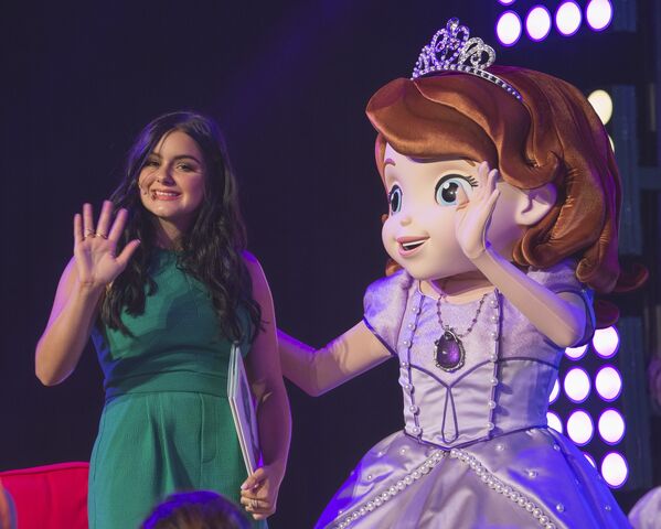 File:Ariel-Winter-D23-Expo-2015-1.jpg