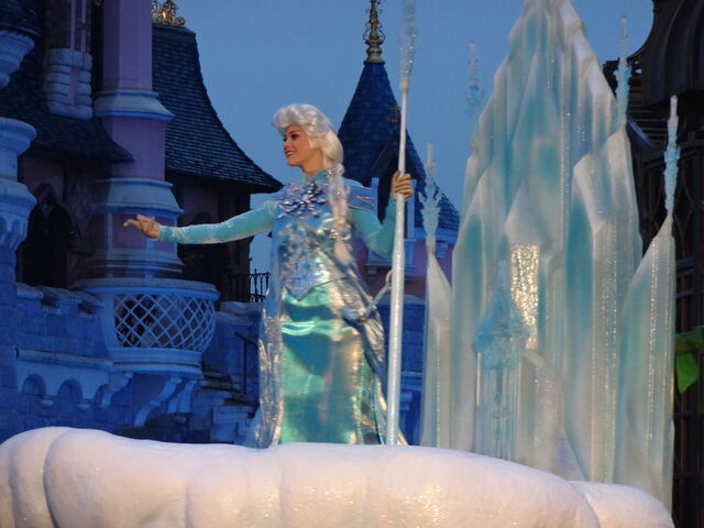 File:Elsa the Snow Queen at Disney Magic on Parade!.jpg