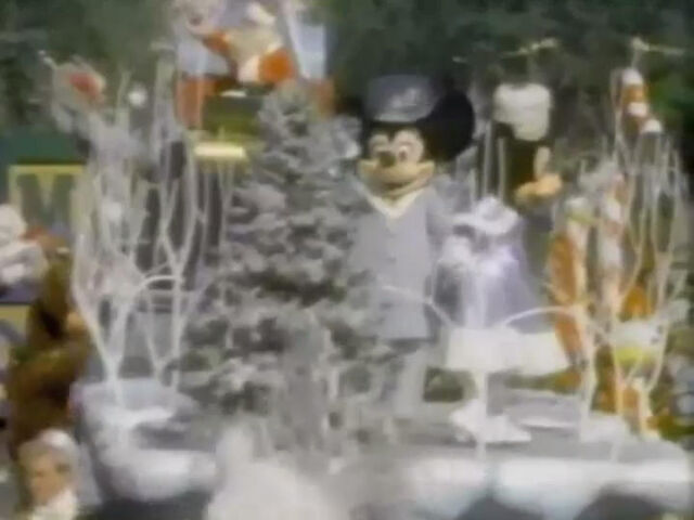 File:MickeyandMinnieinDisneyland'sChristmasParade.jpg