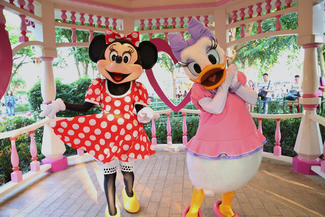 File:Minnie with Daisy.jpg
