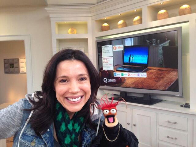 File:QVC-SandraBennett&Pepe-(2014-03-16).jpg