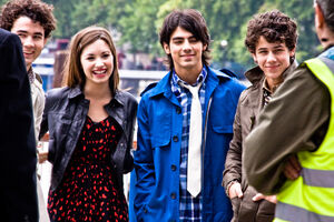 Jonas Brothers e Demi Lovato.jpg