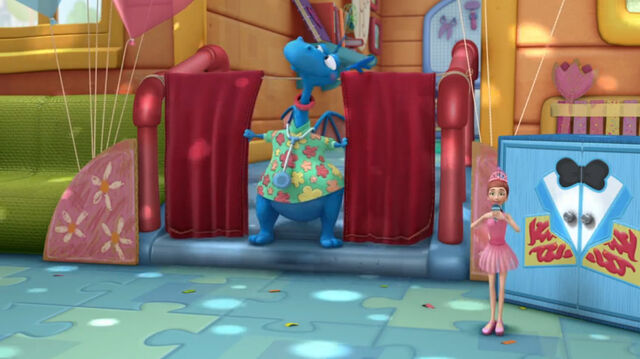File:Stuffy and dress up daisy.jpg