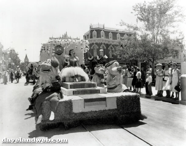 File:7 17 55 OpeningDaySWParade.jpg