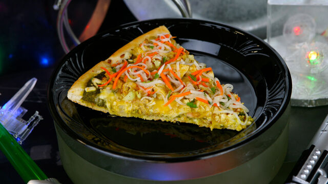 File:Dark-Side-Chicken-Curry-Specialty-Pizza.jpg