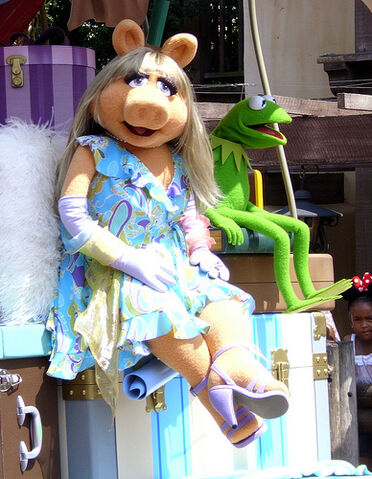 File:Miss Piggy and Kermit.jpg