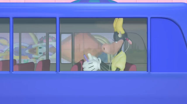 File:Clarabelle on the bus.jpg