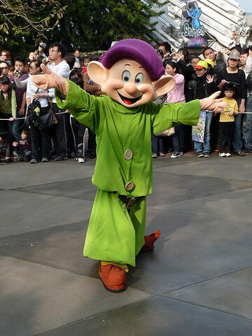 File:Dopey HKDL.jpg