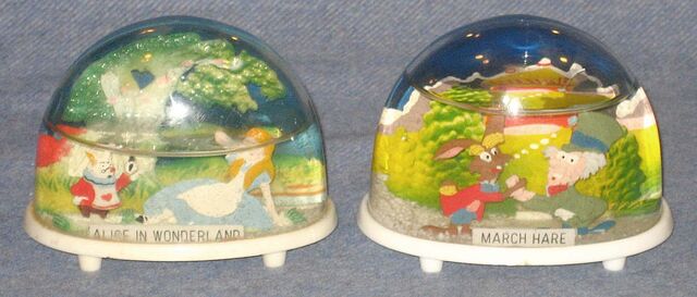 File:Marx snowdomes 640.jpg