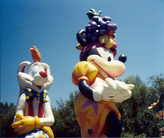 File:Minnie and Roger.jpg
