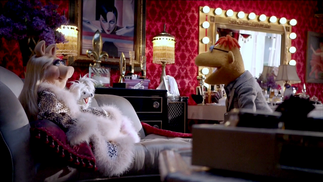 File:TheMuppets-S01E03-MissPiggy'sDressingRoom.png