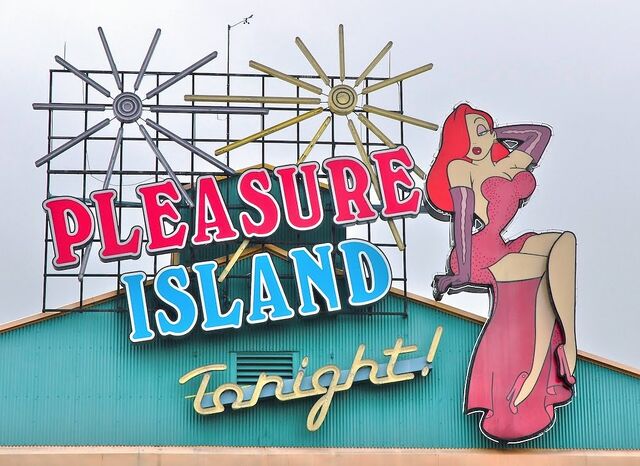 File:JessicaPleasureIslandDisney.jpg