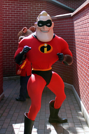 File:Mr Incredible Disneyland.jpg
