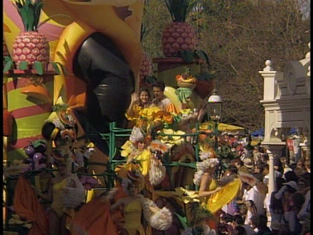 File:FullHouse-DisneyParade.jpg