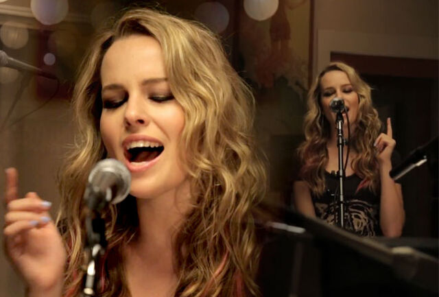 File:Bridgit-Mendler acustico.jpg