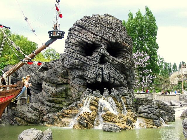 File:Disneyland paris skull rock.jpg