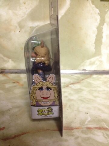 File:MiniMateMissPiggySide.jpeg