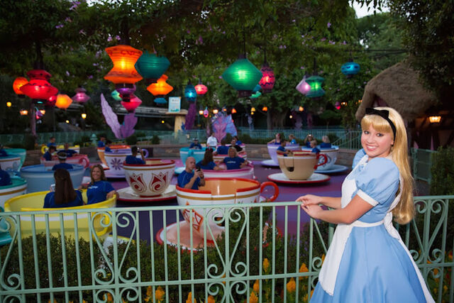 File:Tea-Cups-Alice-in-Wonderland-disney-rundisney-disneyland-half-meet-up.jpg