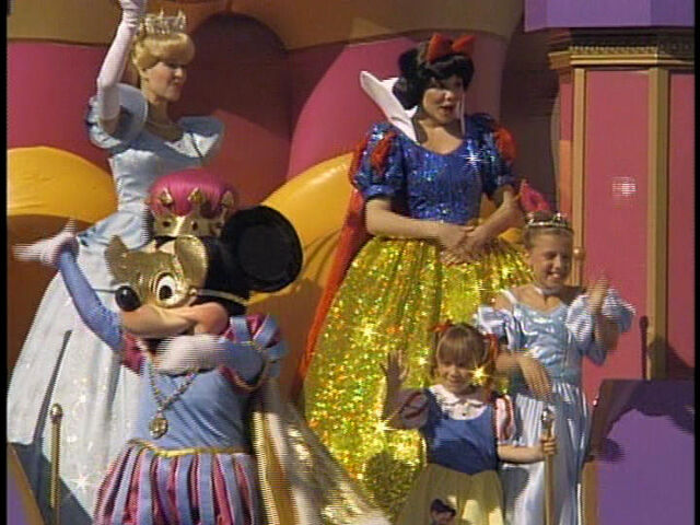 File:FullHouse-DisneyParade2.jpg
