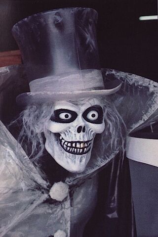 File:Hatbox D23 Archives.jpg